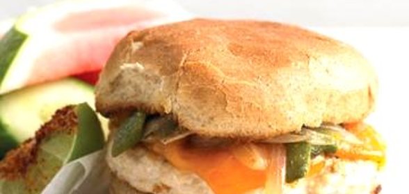 Куриные бургеры с жареным чили и луком