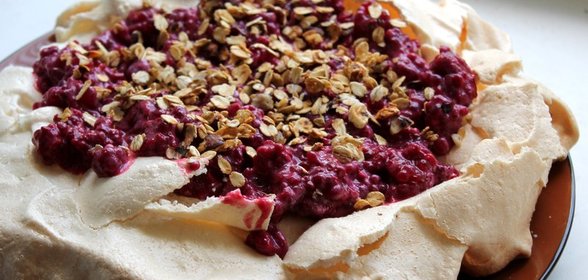 Десерт «Павлова» с малиной и гранолой