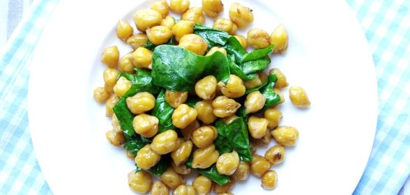 Обжаренный нут со шпинатом