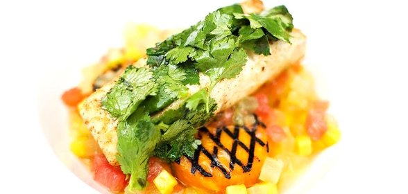 Жареный палтус с фруктами