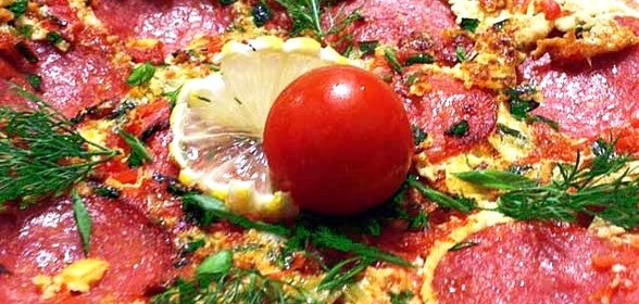 Омлет с колбасой, помидорами и сыром