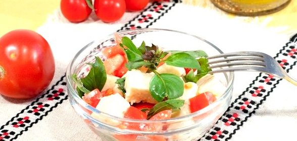 Салат из томатов и брынзы
