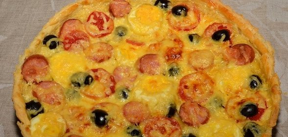 Пицца с сосиской и помидорами