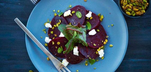 Салат из свеклы с фетой и фисташками