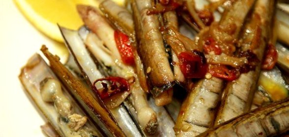 Жареные моллюски-ножи (навахас) с кайенским перцем