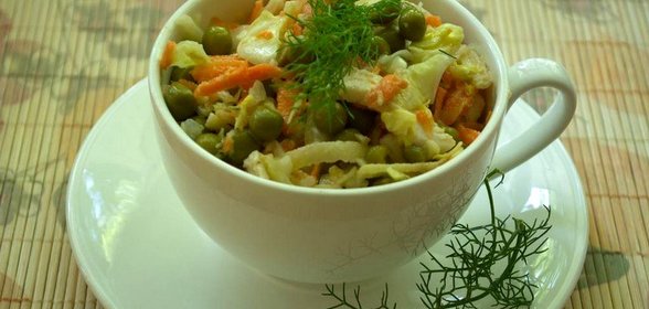 Хрустящий салат с курицей и овощами