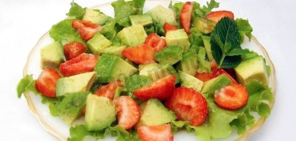 Салат с клубникой авокадо и бразильским орехом