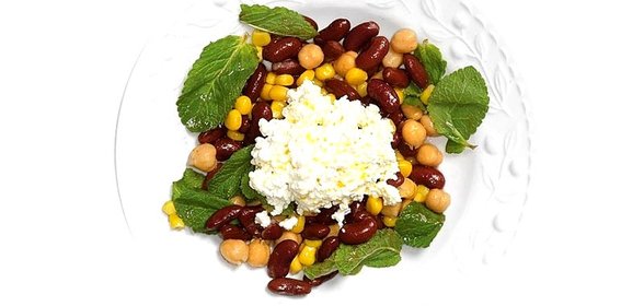 Фасоль, нут и кукуруза с зерненым творогом и мятой