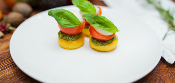 Канапе из поленты с помидорами черри и соусом песто