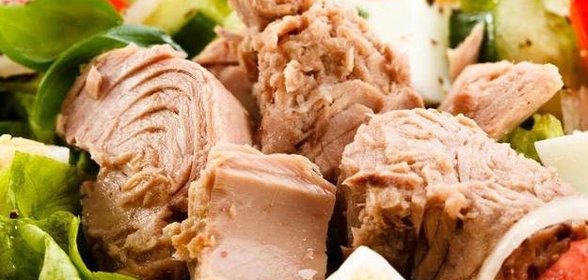 Средиземноморский салат с тунцом