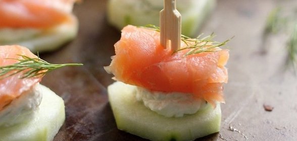 Закуска с огурцом и копченым лососем