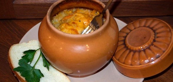 Тушеная курица с овощами в горшочках