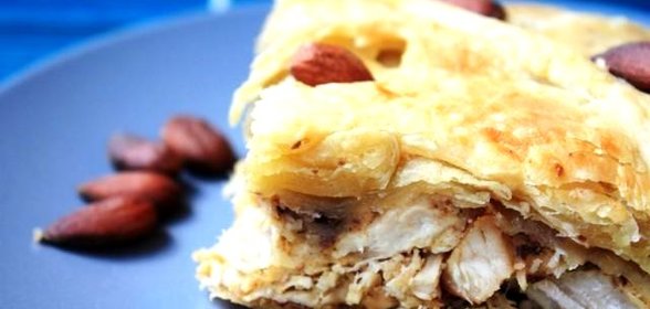 Пирог с курицей, миндалем и корицей