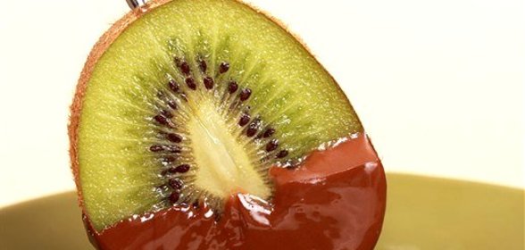 Шоколадно-апельсиновое фондю с фруктами