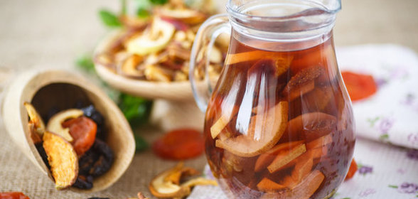 Компот из сухофруктов и брусники