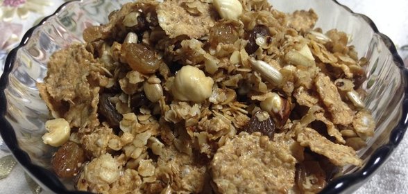 Салат с креветками, овощами и кедровыми орешками