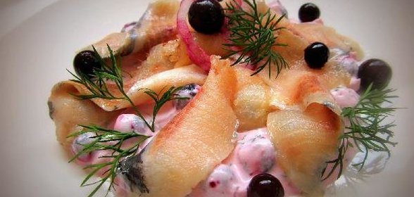 Сельдь домашнего, пряного посола со смородиновым соусом