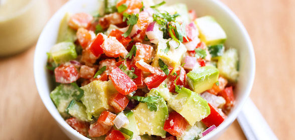 Салат с авокадо и свежими овощами