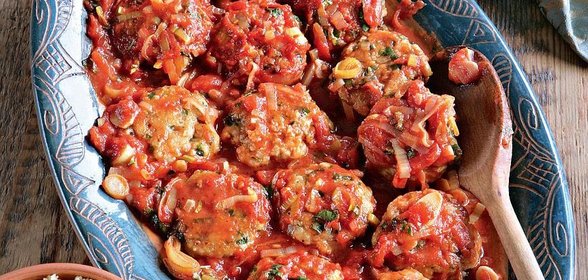 Рыбные котлеты в томатном соусе с базиликом