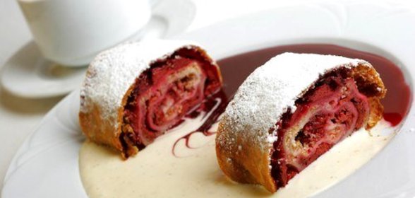 Штрудель с клубникой и изюмом