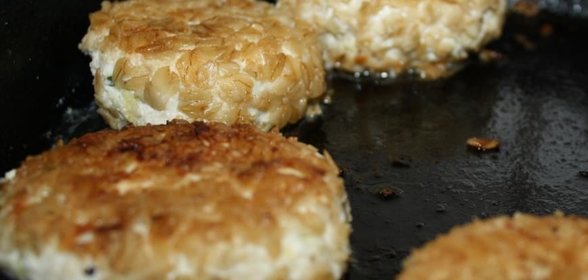 Куриные котлетки с начинкой в овсяной панировке