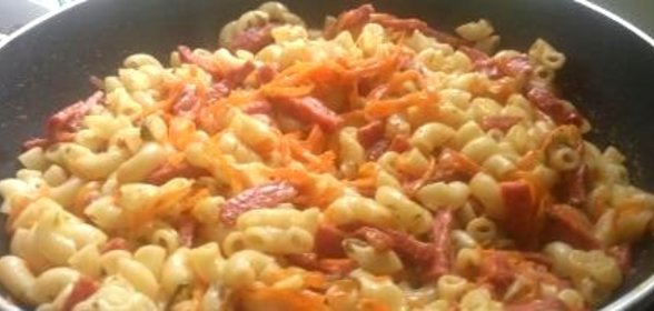 Подлива к макаронам с колбаской и горчицей
