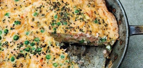 Фриттата с копченым лососем и зеленым горошком