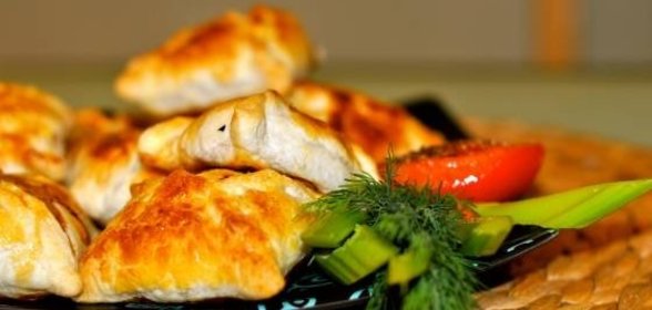 Самса из слоеного теста