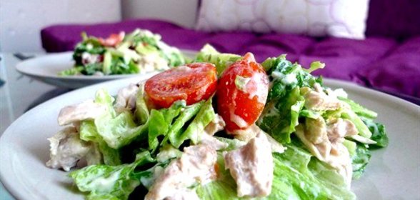 Салат с курицей и сыром филадельфия