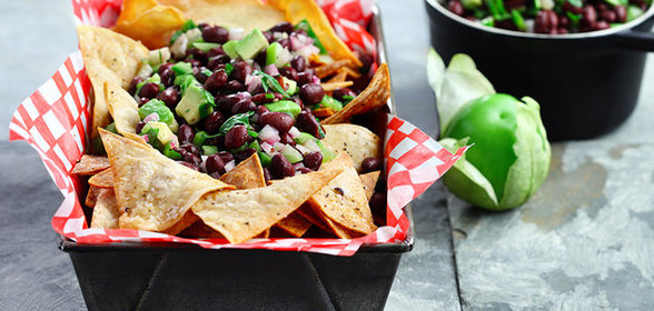 Начос с фасолью и авокадо