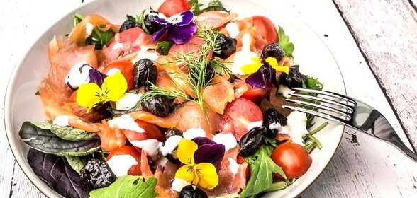 Салат с копченой семгой