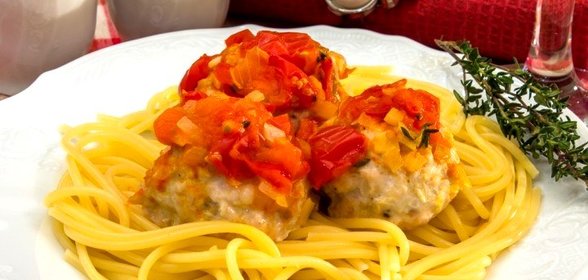 Тефтели с моцареллой в томатном соусе