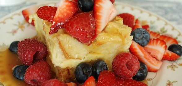 Французский хлебный пудинг с ягодами