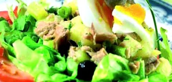 Летний салат с тунцом, огурцами и рукколой