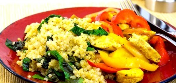 Теплый салат из киноа со шпинатом и фетой