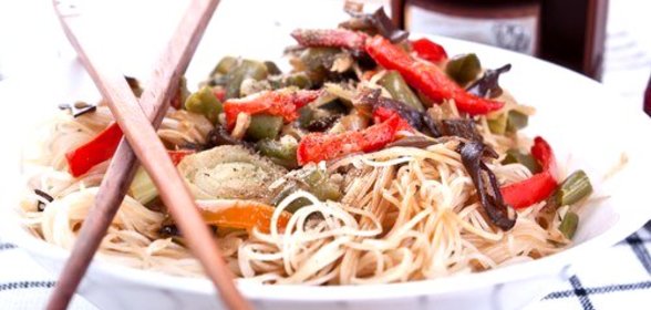 Грибы с чили, имбирем и лапшой соба