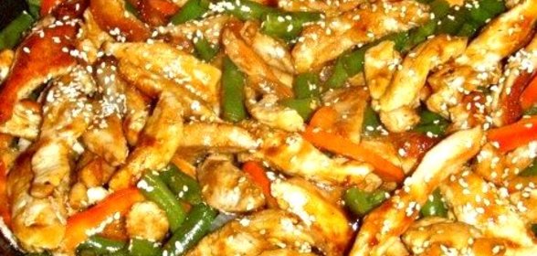 Теплый салат с курицей и стручковой фасолью