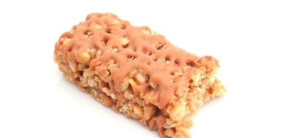 Батончики с шоколадом, ирисками и орехами