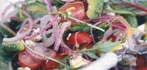 Салат с авокадо, красным луком и фетой