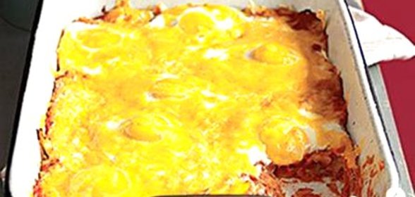 Запеченные лепешки с яйцами и томатным соусом