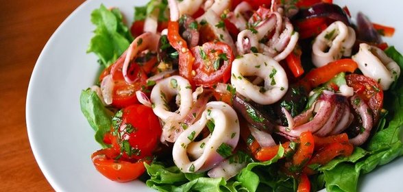 Постный салат с кальмарами