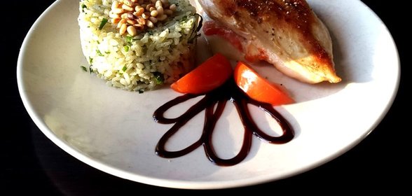 Фаршированная куриная грудка-гриль с зеленым рисом