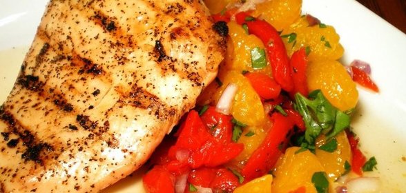 Куриные грудки с салатом из мандаринов, перца и лука