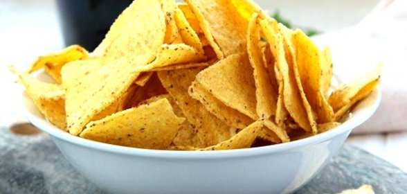 Хрустящие чипсы с оливковым маслом и крупной солью