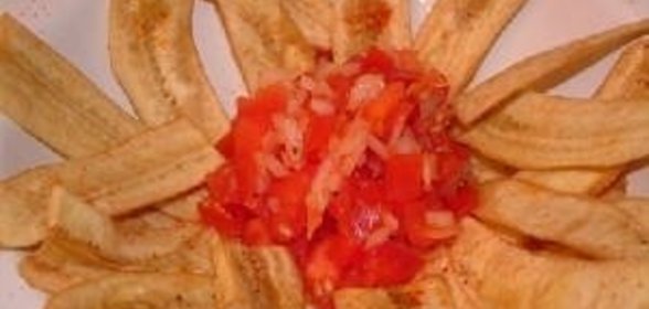 Банановые чипсы с салатом