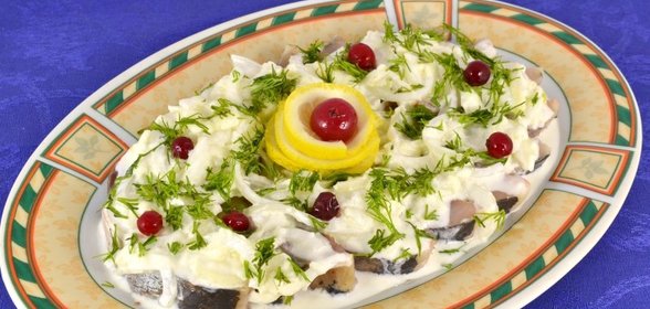 Закуска из сельди под сметанно-яблочным соусом