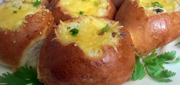 Жюльен с курицей и грибами в булочке