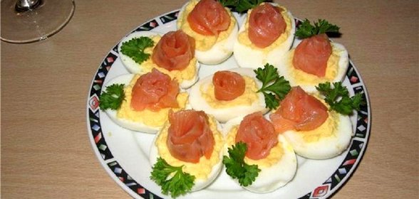 Яйца фаршированные семгой