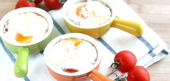 Яичница с креветками и помидорами