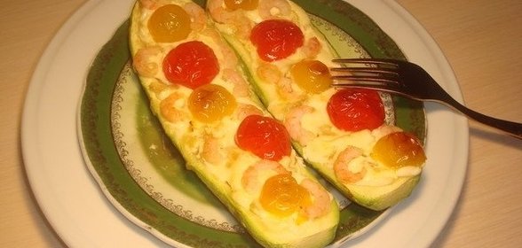 Запеченные кабачки, фаршированные креветками
